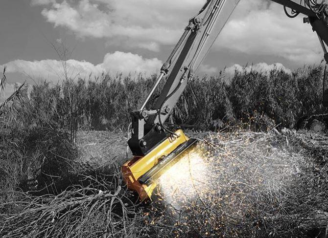 Excavadora con equipo ORSI trabajando en vegetación